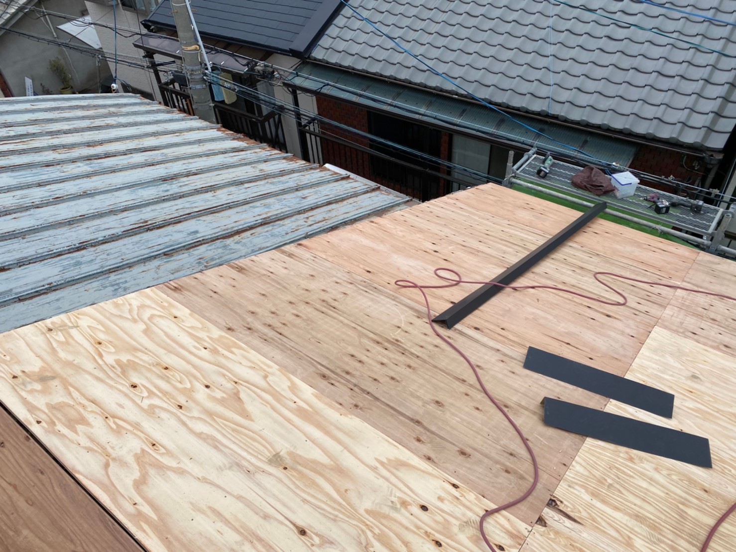 野地板の増し張りと水切り板金